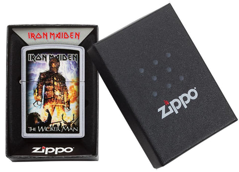 Briquet Zippo pochette Iron Maiden The Wicker Man, dans une boîte cadeau ouverte