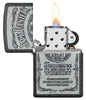 Briquet Zippo gris avec grand logo Jack Daniel's, ouvert avec flamme