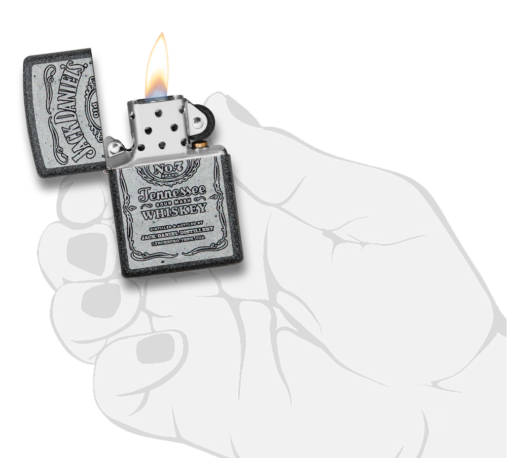 Zippo Feuerzeug grau mit großem Jack Daniel's Logo geöffnet mit Flamme in stilisierter Hand