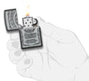 Briquet Zippo gris avec grand logo Jack Daniel's, ouvert avec flamme dans une main stylisée