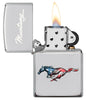 Briquet Zippo cheval Mustang chromé aux couleurs du drapeau américain, ouvert avec flamme