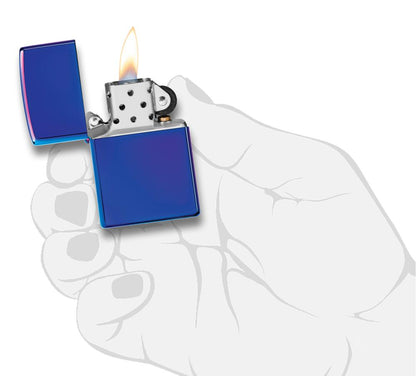 Briquet Zippo bleu haute brillance, ouvert avec flamme dans une main stylisée