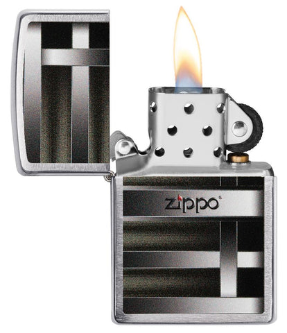 Briquet Zippo chromé avec motif à barreaux noirs et argentés, ouvert avec flamme
