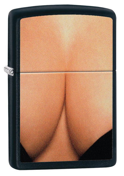 Vue de face 3/4 briquet Zippo noir décolleté profond de femme