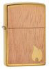 Vue de face 3/4 Zippo Woodchuck bois d'acajou avec petite flamme dorée Zippo dans le coin inférieur droit