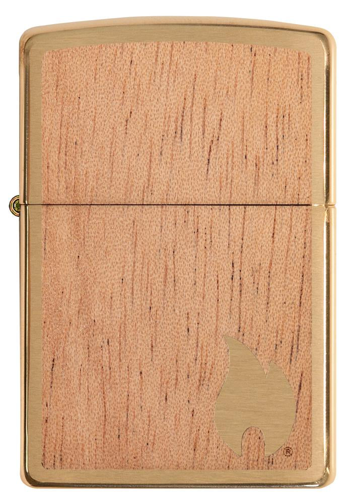 Vue de face Zippo Woodchuck bois d'acajou avec petite flamme dorée Zippo dans le coin inférieur droit
