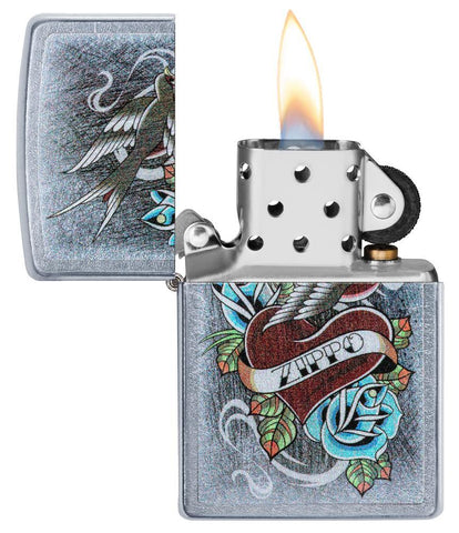 Briquet Zippo chromé style tatouage avec cœur, hirondelle et bannière Zippo, ouvert avec flamme