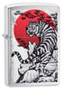 Vue de face 3/4 briquet Zippo chromé avec tigre asiatique devant un soleil rouge