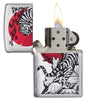 Briquet Zippo chromé avec tigre asiatique devant un soleil rouge, ouvert avec flamme