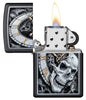 Briquet Zippo noir horloge d'où émerge une tête de mort avec des engrenages en arrière-plan, ouvert avec flamme