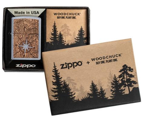 Briquet Zippo Woodchuck carte et boussole, dans une boîte cadeau ouverte