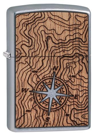 Vue de face 3/4 briquet Zippo Woodchuck carte et boussole