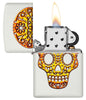 Briquet Zippo blanc avec tête de mort mexicaine, ouvert avec flamme