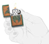 Zippo Woodchuck avec flamme Zippo verte, ouvert avec flamme dans une main stylisée