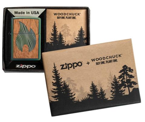 Zippo Woodchuck avec flamme Zippo verte, dans un emballage ouvert