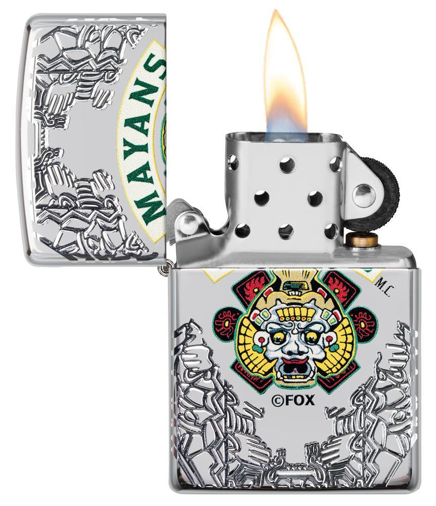 Briquet Zippo chromé avec gravures profondes Mayans M.C., ouvert avec flamme