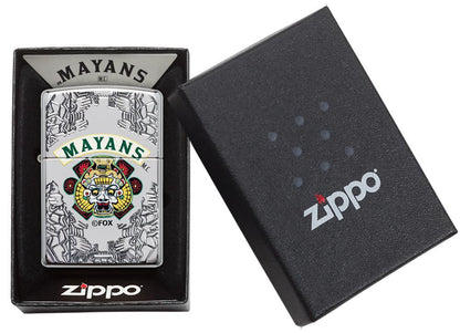 Briquet Zippo chromé avec gravures profondes Mayans M.C., dans une boîte ouverte