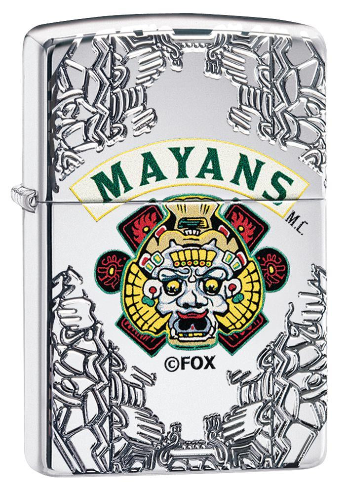 Vue de face 3/4 briquet Zippo chromé avec gravures profondes Mayans M.C.