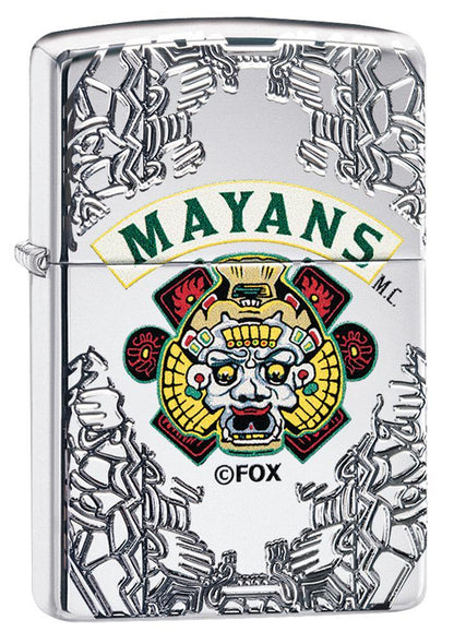 Vue de face 3/4 briquet Zippo chromé avec gravures profondes Mayans M.C.