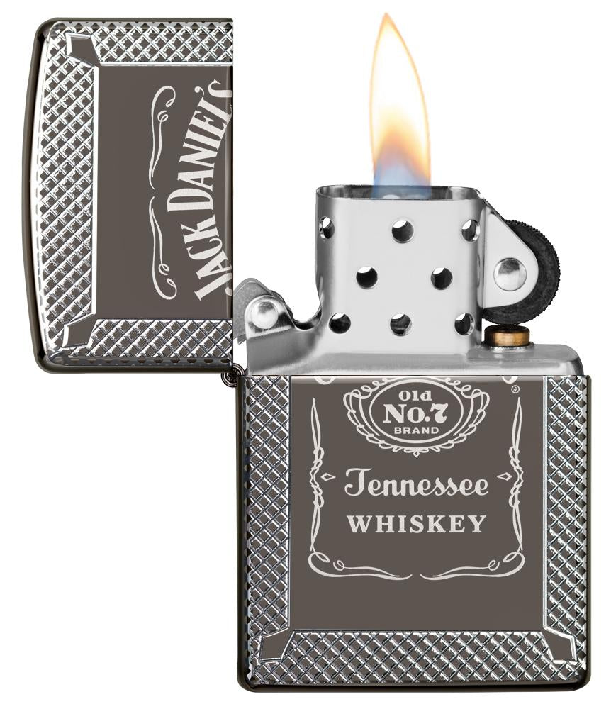 Briquet Zippo gris brillant logo et lettrage Jack Daniel gravés, ouvert avec flamme