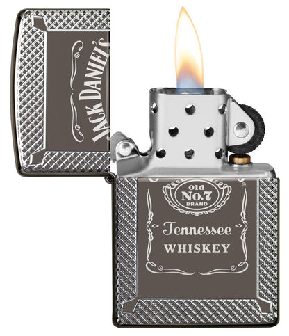 Briquet Zippo gris brillant logo et lettrage Jack Daniel gravés, ouvert avec flamme