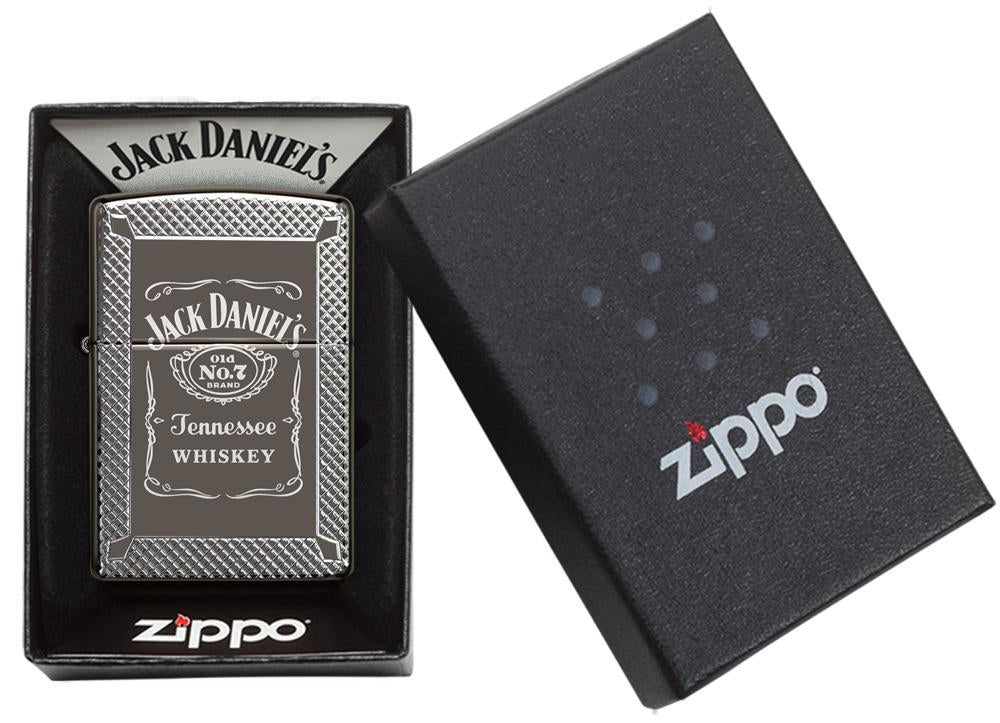 Briquet Zippo gris brillant logo et lettrage Jack Daniel gravés, dans une boîte ouverte