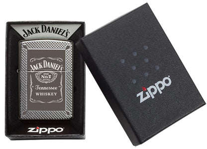 Briquet Zippo gris brillant logo et lettrage Jack Daniel gravés, dans une boîte ouverte