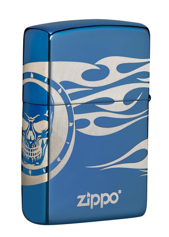 Vue de face briquet Zippo bleu haute brillance gravure tête de mort et flammes
