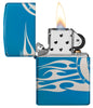 Briquet Zippo bleu haute brillance gravure tête de mort et flammes, ouvert avec flamme