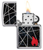 Vista frontal del mechero a prueba de viento Zippo Flame Design abierto, con llama