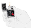 Mechero a prueba de viento Zippo Flame Design en una mano para representar el tamaño del mechero