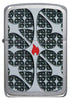Vue de face briquet Zippo chromé texture argentée avec petite flamme Zippo au milieu