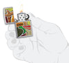 Briquet Zippo motif bois multicolore avec logo Zippo, ouvert avec flamme dans une main stylisée