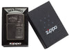 Briquet Zippo gris brillant logo Jack Daniel's et bouteille, dans une boîte ouverte
