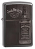 Vue de face 3/4 briquet Zippo gris brillant logo Jack Daniel's et bouteille