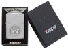 Briquet Zippo chromé avec logo Jack Daniel's Old No 7, dans une boîte cadeau ouverte