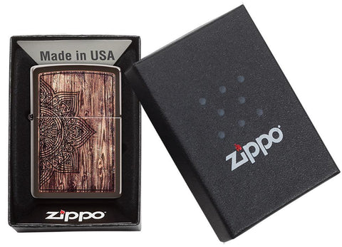 Briquet Zippo motif mandala marron clair sur arrière-plan en bois, dans une boîte cadeau ouverte