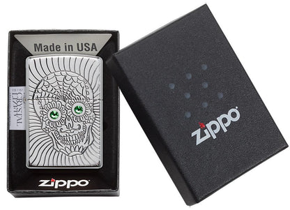 Briquet Zippo avec gravure profonde tête de mort et yeux en éléMen,ts Swarovski, dans une boîte ouverte