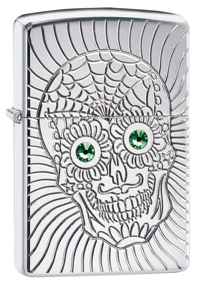 Vue de face 3/4 briquet Zippo avec gravure profonde tête de mort et yeux en éléMen,ts Swarovski