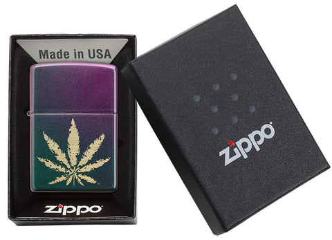 Briquet Zippo iridescent gravure laser feuille de chanvre, dans une boîte cadeau ouverte