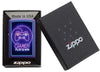 Briquet Zippo violet avec manette et lettrage Play & Win, dans une boîte ouverte