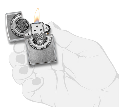 Mechero a prueba de viento Zippo Harley-Davidson® en una mano para representar el tamaño del mechero