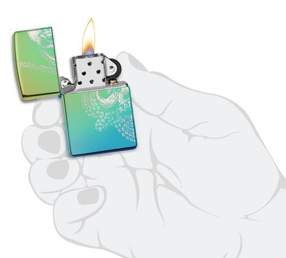 Vue de face briquet Zippo High Polish Teal 360° Photo Image avec pieuvre géante, ouvert avec flamme dans une main stylisée