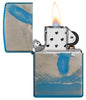 Vue de face briquet Zippo bleu haute brillance panorama de montagne avec aigle en vol, ouvert avec flamme