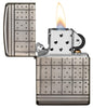 Vue de face briquet Zippo Black Ice avec motif cartes à jouer, ouvert avec flamme