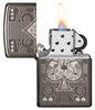 Vista frontal del mechero a prueba de viento Zippo Fancy Ace abierto, con llama