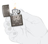 Mechero a prueba de viento Zippo Fancy Ace en una mano para representar el tamaño del mechero