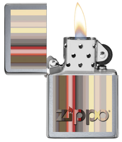 Vista frontal del mechero a prueba de viento Zippo Stripes Design abierto, con llama