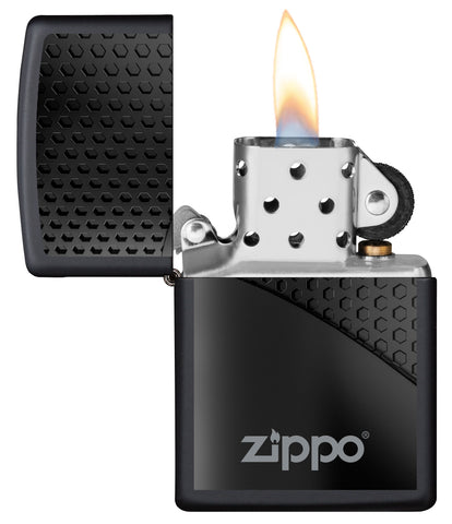 Vista frontal del mechero a prueba de viento Zippo Black Hexagon Design abierto, con llama