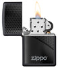 Vista frontal del mechero a prueba de viento Zippo Black Hexagon Design abierto, con llama